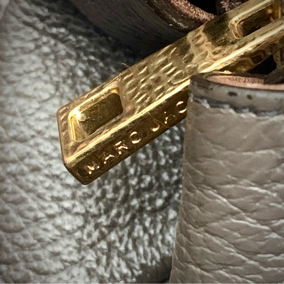 MARC JACOBS PEEBLED | DARK TAUPE AND BROWN WITH HAMMERED GOLD HARDWARE | ITALY - Picture 6 of 17